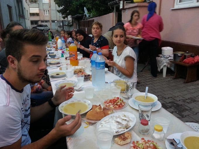 Ramazanın güzelliğini sokak iftarları ile yaşıyorlar