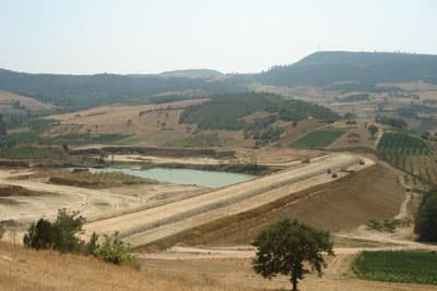 <font face="verdana,geneva" size="2">&Ouml;zel İdare bu yıl da iki b&uuml;y&uuml;k &ouml;l&ccedil;ekli sulama g&ouml;letinin yapımına başladı. Proje &ccedil;izimi, kamulaştırma, ihale gibi resmi prosed&uuml;rlerin tamamlandığı Ferizli Nalk&ouml;y ve Taraklı Kayaboğazı g&ouml;letleri hizmete girmesiyle, Sakarya'da sulanan tarım arazileri miktarında y&uuml;zde 100'l&uuml;k artış olması bekleniyor. Her iki g&ouml;letin de </font><font size="2"><font face="verdana,geneva"><font color="#cc0000">2009 yılının son aylarında tamamlaması hedefleniyor.<br /></font><br /><font color="#cc0000">Bu arada 2008 g&ouml;let programında yer alan diğer 5 g&ouml;lette de yoğun &ccedil;alışmalar s&uuml;r&uuml;yor.</font> Hendek Karatoprak, Geyve Hisarlık, S&ouml;ğ&uuml;tl&uuml; Kantar, Kaynarca Top&ccedil;u ve Merkez Beşevler Meşeli G&ouml;letleri'nde de, temel sondaj, kil dolgu malzeme et&uuml;dleri, kamulaştırma ve proje &ccedil;alışmaları devam ediyor. </font></font><font size="2"><font face="verdana,geneva"><font color="#cc0000">İl &Ouml;zel İdare; bu 5 &ouml;nemli g&ouml;letin 2009 yılında ihale edilerek yapımına başlanılmasını hedefliyor.<br /></font><br /><font color="#cc0000">&Ouml;zel İdaresi sulama tesislerinden, il genelinde 53 bin dekar tarım arazisinde sulama yapılabiliyor. Yeni inşa edilecek g&ouml;letlerle birlikte sulama yapılacak arazilerin, y&uuml;zde 170 artışla 127 bin dekara &ccedil;ıkarılması ama&ccedil;lanıyor.</font></font></font>