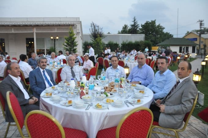 Yetim ve öksüz aileleri iftarda bir araya geldi