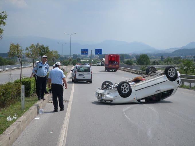 Virajı alamayan otomobil takla attı