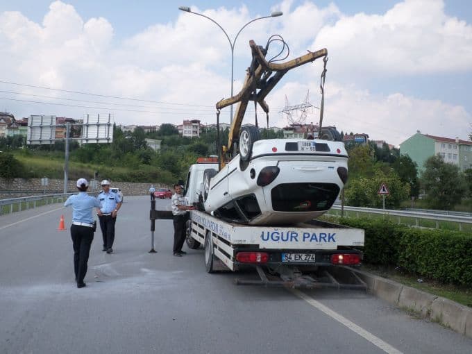Virajı alamayan otomobil takla attı