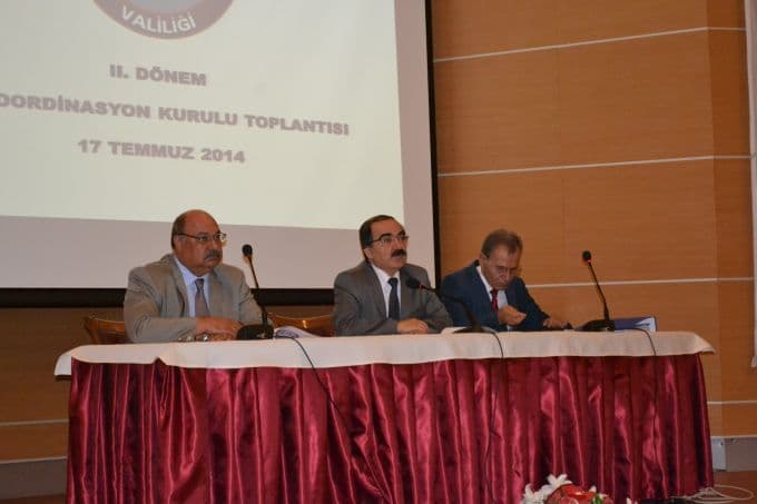 Salondaki klimaların çalışmaması Vali Coş'u kızdırdı