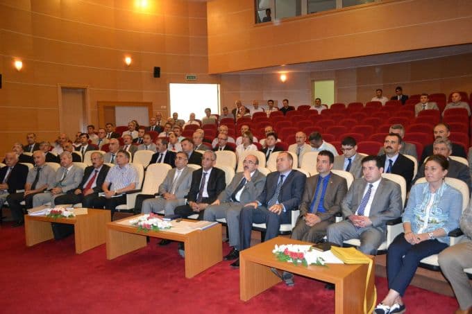 Salondaki klimaların çalışmaması Vali Coş'u kızdırdı