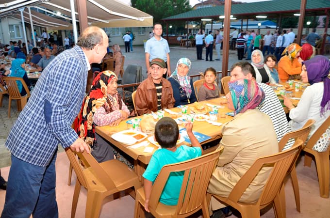 Erenler Belediyesi Çaybaşı Mahallesi'nde iftar verdi