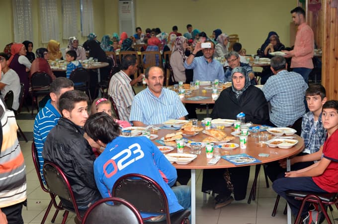 Erenler Belediyesi Çaybaşı Mahallesi'nde iftar verdi