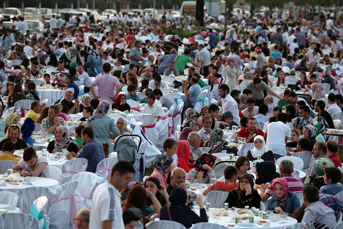 Büyükşehir Belediyesi'nden Serdivan Park'da iftar