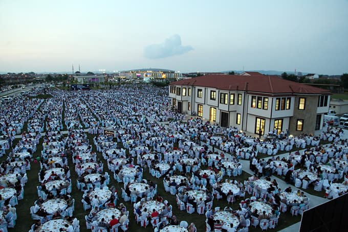 Büyükşehir Belediyesi'nden Serdivan Park'da iftar