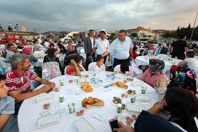 Büyükşehir Belediyesi'nden Serdivan Park'da iftar