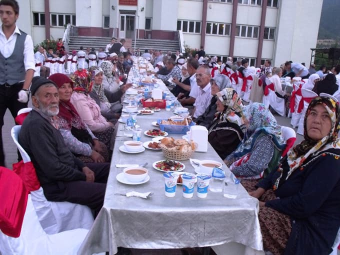Taraklı'da gazi ve şehit yakınlarına iftar verildi