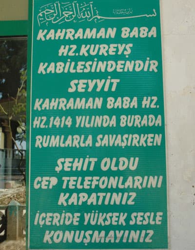 <font size="2"><font face="verdana,geneva"><font color="#cc0000">B&uuml;t&uuml;n şehirlerimizde olduğu gibi ş&uuml;phesiz Sakarya'da da &ouml;nemli t&uuml;rbeler olduğunu anlatan Bulut, s&ouml;zlerine ş&ouml;yle devam etti:</font> &quot;Bu t&uuml;rbeler halkımız tarafından belli zamanlarda ziyaret edilir. Ancak &ouml;ğrendiğimiz kadarıyla Sakarya'da t&uuml;rbelerimiz diğer şehirlerdeki t&uuml;rbelere oranla daha az ziyaret ediliyor. Bu aslında ciddi bir mesele, &uuml;st&uuml;nde durulması gereken bir konu. Bunun sebebi Sakaryalılarımızın işin &ouml;nemini kavramış, &ccedil;ok muhafazakar bir &ccedil;evre ve dini bilincin, şuurun &uuml;st seviyede olması ve t&uuml;rbelerdeki ziyaretin amacını g&ouml;zetmiş olmalarından kaynaklanıyor olabilir. Bunun &uuml;zerinde ilmi &ccedil;alışmalar yapmamız gerekir. Ama bunu halkın bilinciyle doğrudan alakalı olduğunu s&ouml;yleyebiliriz.&quot;<br /><br /><font color="#cc0000">İslam'ın t&uuml;rbe ziyaretlerini yasaklamadığını belirten Do&ccedil;.Dr. Bulut, ş&ouml;yle konuştu:</font> &quot;T&uuml;rbelerin ziyareti meselesi, İslam inancının yasakladığı bir şey değildir. İlk başlangı&ccedil; d&ouml;neminde peygamber efendimiz birtakım ihtiya&ccedil;lara binaen kabirlere ziyareti yasaklamıştır. Ama Medine d&ouml;neminin son zamanlarında kabirlerin ziyaret edilebileceğini s&ouml;ylemişti. Aslında i&ccedil;inde yaşadığımız toplum kabirleri &ouml;nemseyen bir toplum. Bizim geleneğimizde kabir ile hayat i&ccedil; i&ccedil;edir. Camilerimizin kenarında, bah&ccedil;elerinde kabirlerimiz vardı. Annemiz, babamız, atamız burada yatmaktaydı. Biz 5 vakit namazı kılmak i&ccedil;in camiye girip &ccedil;ıkarken bu kabirleri g&ouml;r&uuml;yorduk. Bunlardan ibret alıyorduk ve d&uuml;nyadaki konumumuz ne olursa olsun eninde sonunda varacağımız yerin bu kabir olacağı bilinciyle hayata bakıyorduk. Bu bize bir bakıma ibret veriyordu. Ama son d&ouml;nemde modernite ile birlikte artık kabirlerimizi yaşadığımız mekanların dışına &ccedil;ıkarmaya başladık. Bayramda gidip ziyaret edebileceğimiz yerlere d&ouml;n&uuml;şt&uuml; bunlar. Bu ise bizi daha sek&uuml;ler bir hayata hazırladı.&quot;</font></font>