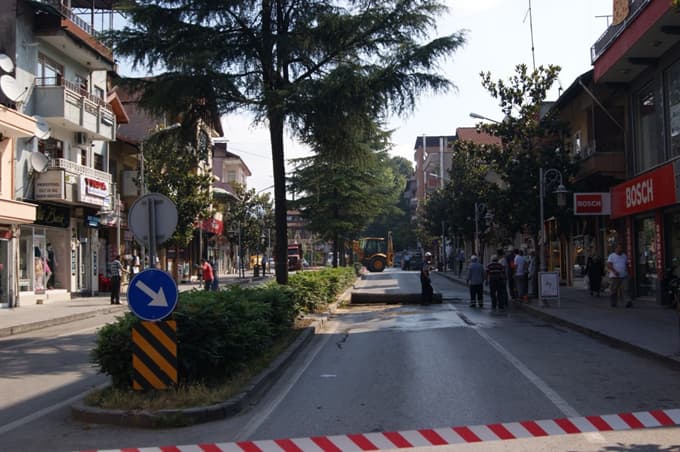 İlçe merkezinde kuruyan ağaçlar kesildi