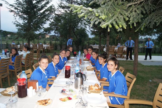 Amasya Kız Futbol Takımı Hendek'te akşam yemeği yedi