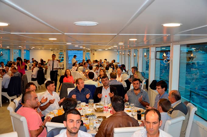 Erenler Belediyesi'nden Boğaz'da iftar programı