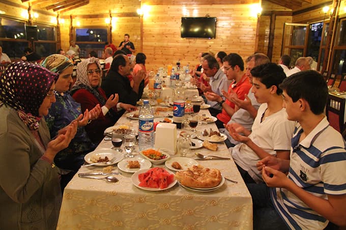 Başkan İnci, mahalle sakinleriyle iftarda bir araya geldi