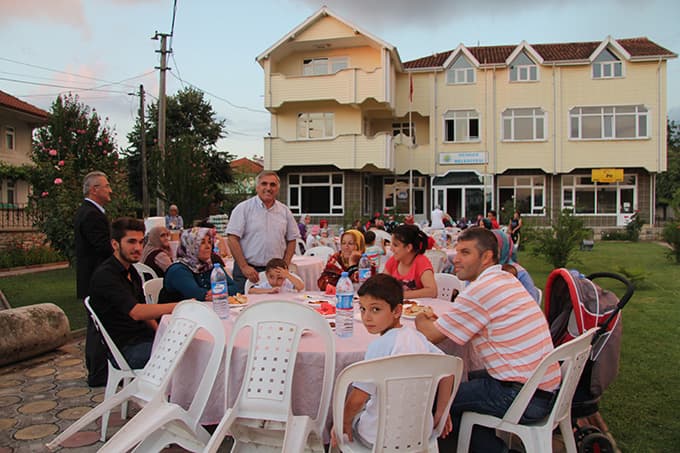 Çamlıca Mahallesi sakinlerine Hendek Belediyesi'nden iftar