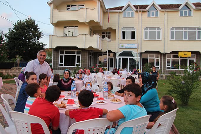 Çamlıca Mahallesi sakinlerine Hendek Belediyesi'nden iftar