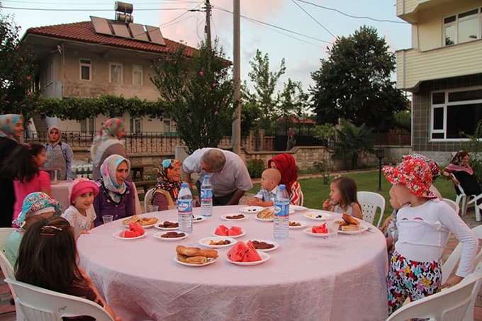 Çamlıca Mahallesi sakinlerine Hendek Belediyesi'nden iftar