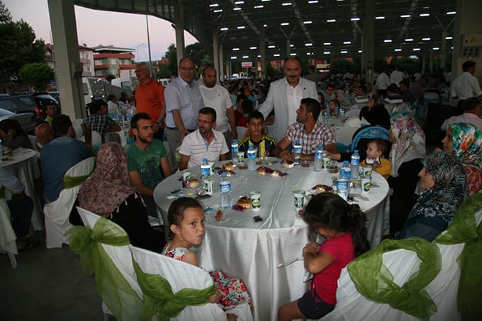 Adapazarı Belediyesi Ozanlar'da iftar düzenledi