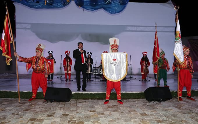 Minik sanatçılar büyüledi