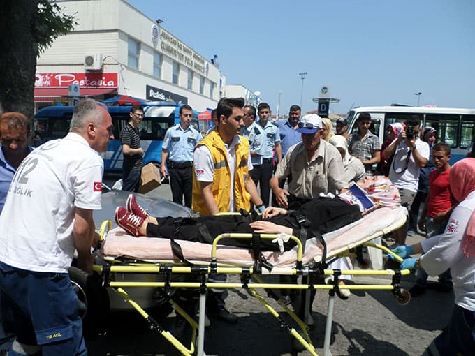 Karşıdan karşıya geçen bayana otomobil çarptı