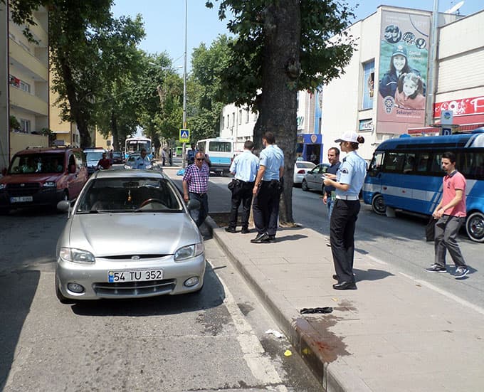 Karşıdan karşıya geçen bayana otomobil çarptı