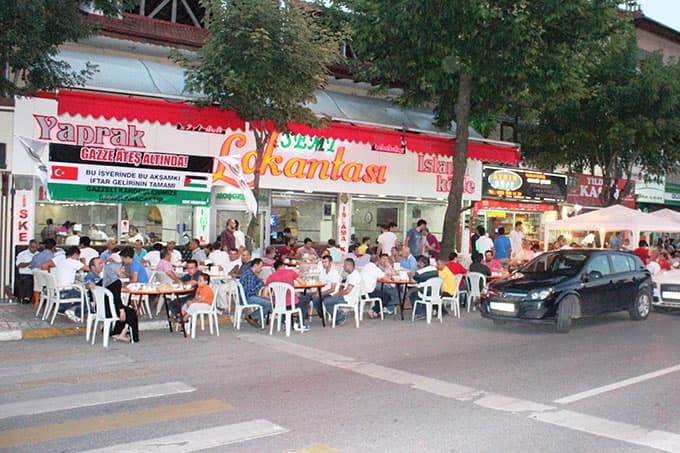 İftar gelirinin tamamını Gazze'ye bağışladı