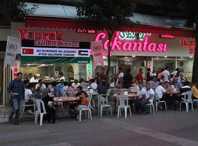 İftar gelirinin tamamını Gazze'ye bağışladı