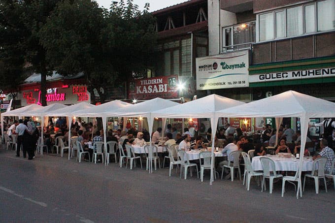 İftar gelirinin tamamını Gazze'ye bağışladı
