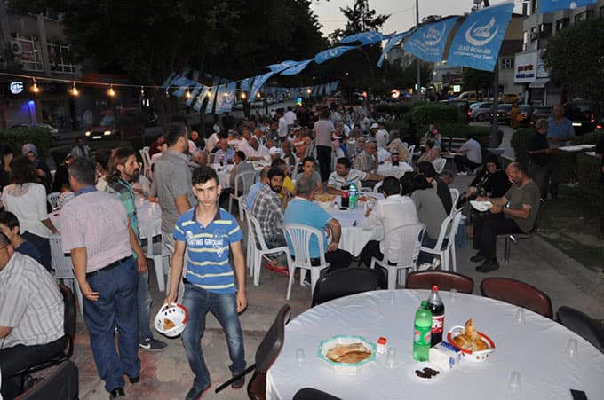 Ülkü Ocakları halka iftar yemeği verdi