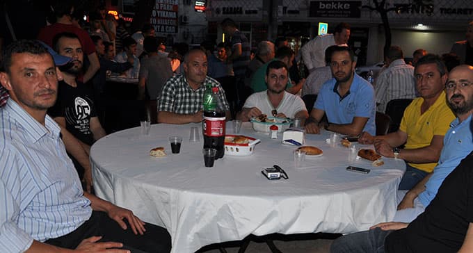 Ülkü Ocakları halka iftar yemeği verdi