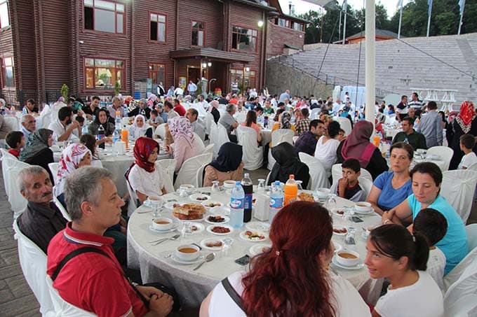 Hendek Belediyesi şehit ve gazi ailelerine iftar verdi