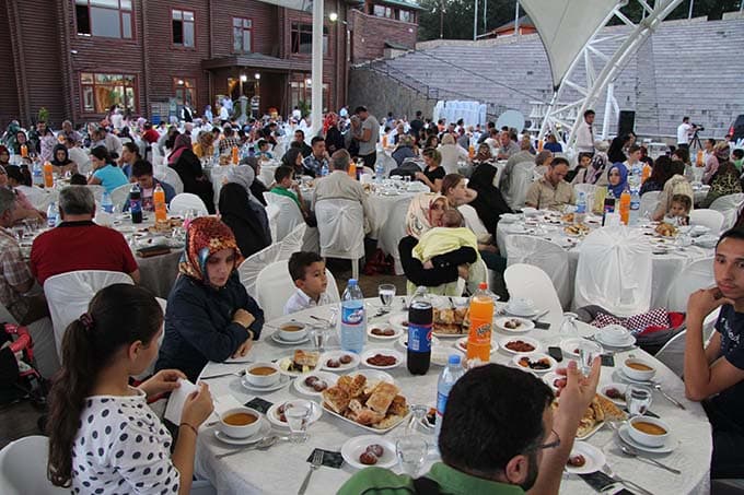 Hendek Belediyesi şehit ve gazi ailelerine iftar verdi