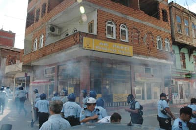 Fındık Üreticileri, AK Parti İlçe Binasına Saldırdı