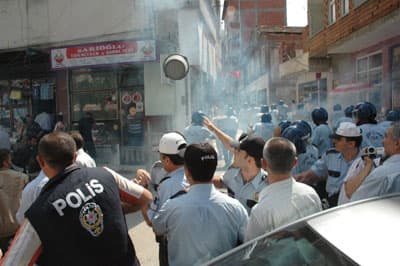 Fındık Üreticileri, AK Parti İlçe Binasına Saldırdı
