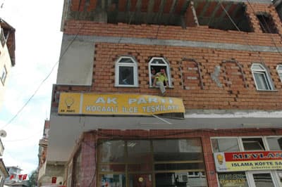 Fındık Üreticileri, AK Parti İlçe Binasına Saldırdı
