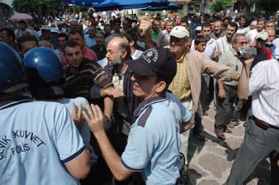 Fındık Üreticileri, AK Parti İlçe Binasına Saldırdı