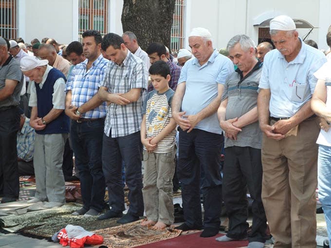 Ramazan'ın son Cuma'sında camiler dolup taştı