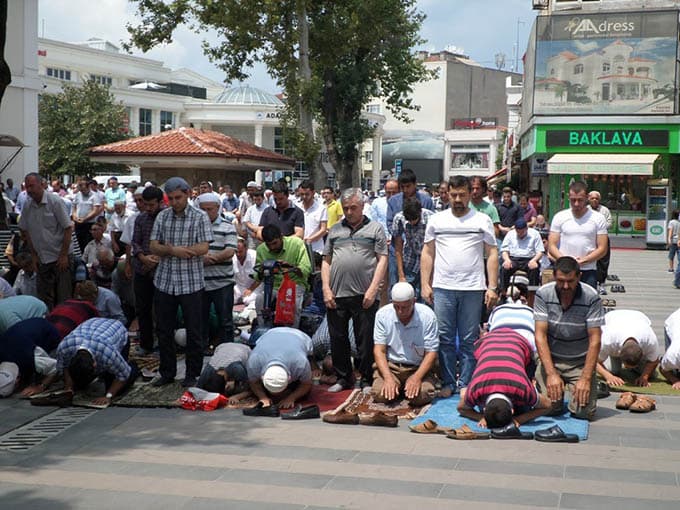 Ramazan'ın son Cuma'sında camiler dolup taştı