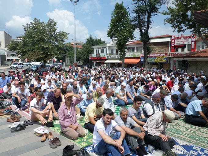 Ramazan'ın son Cuma'sında camiler dolup taştı