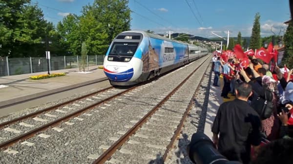 Başbakan'ın bulunduğu Yüksek Hızlı Tren Sakarya'da durmadı