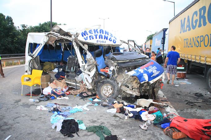 Minibüs Tır'a çarptı: 20 yaralı