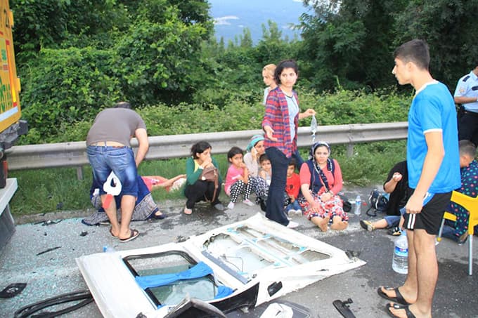 Minibüs Tır'a çarptı: 20 yaralı