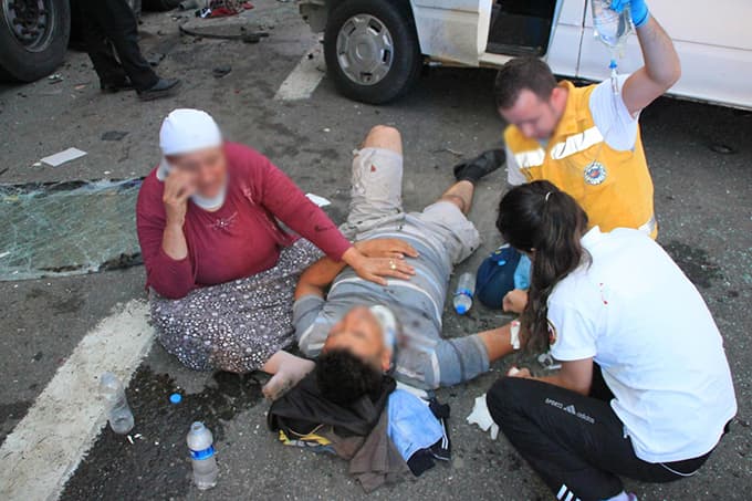 Minibüs Tır'a çarptı: 20 yaralı