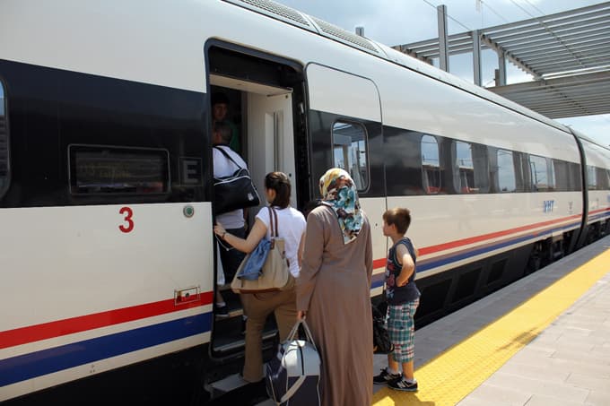 YHT'ye ilk gün ilgi büyük oldu