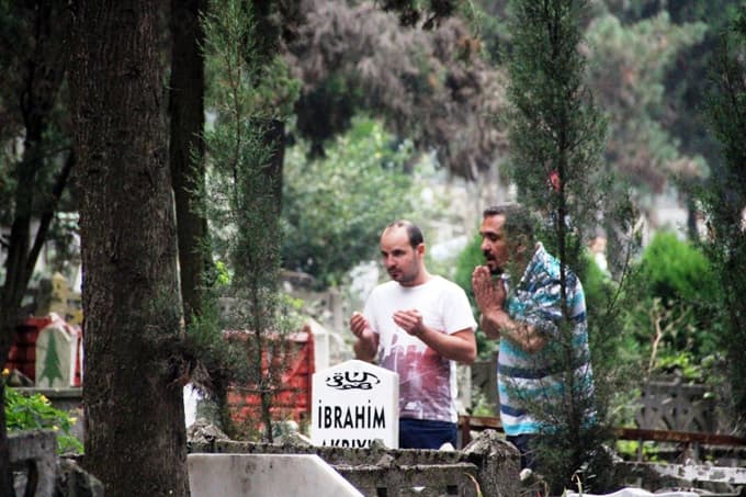 Bayramda mezarlıklar doldu taştı