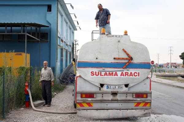 Sakarya Nehri dururken belediye Sapanca Gölü'nün suyu ile çim suluyor