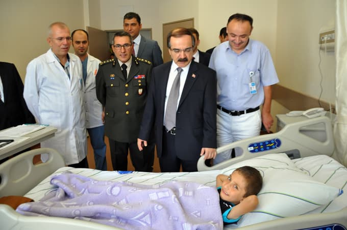 Vali Coş, Ramazan Bayramı'nda hastalara geçmiş olsuna gitti