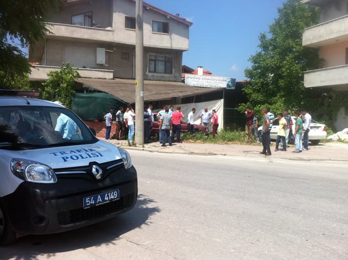 Otomobil kahvehaneye uçtu!