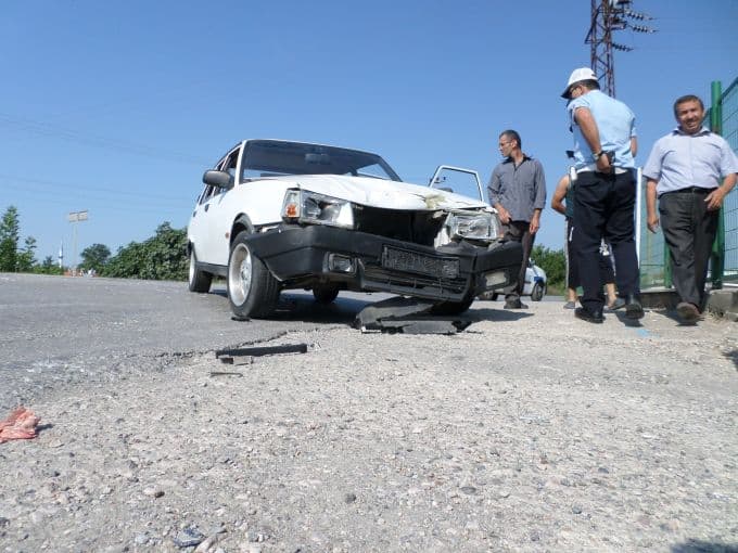 Motosiklet otomobille çarpıştı: 1 yaralı!