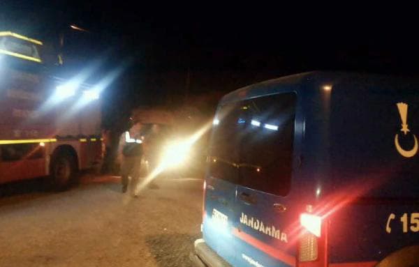 Annesi oğlunun düğününe gelmeyince elektrik direğine çıktı!